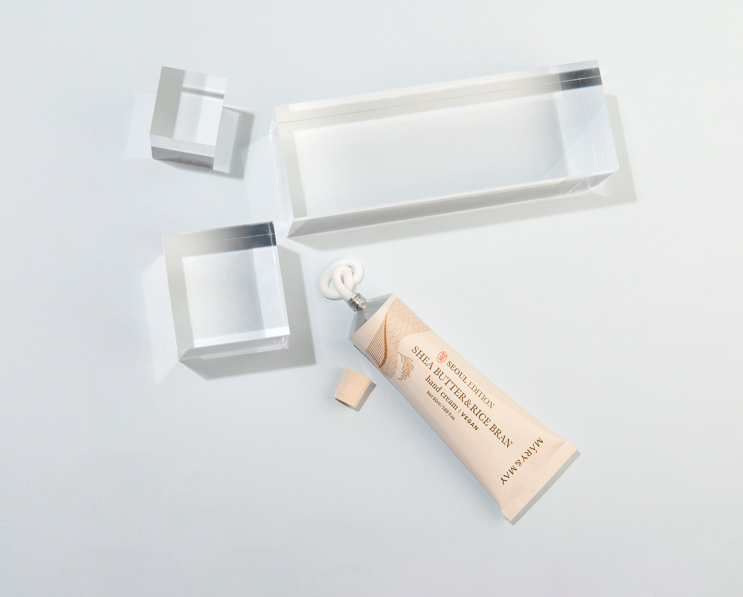 Mary&May Shea Butter & Rice Bran Hand Cream 50ml - Vyživující krém na ruce určený pro každodenní péči o suchou, namáhanou a dehydratovanou pokožku rukou.